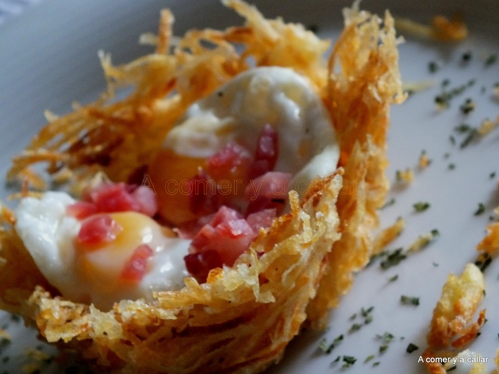 A comer y a callar NIDOS DE PATATAS CON HUEVOS DE CODORNIZ Y JAMÓN A comer y a callar NIDOS DE PATATAS CON HUEVOS DE CODORNIZ Y JAMÓN