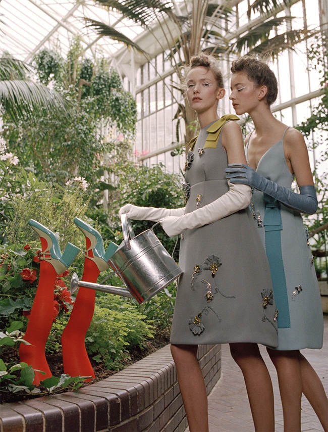 Numéro #167 October 2015, Clementine Deraedt、Shanna Jackway、Eliza Thomas Prada 2015 AW Little Blue Embellished Jersey Gazarre Empire-Waist Dress Editorials