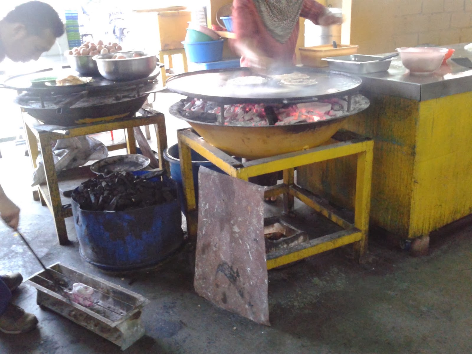 Homestay Ayer Keroh Permai Melaka Roti Canai Arang Malim Inilah Dapur Arangnya Besarkan Pakai Kawah Lagi He Paling Saya Tertarik Telur Diletn Didalam Besen Sebelum Dipecahkan Untuk Dimasak