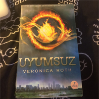 Uyumsuz Kitap Yorumu - Veronica Roth Uyumsuz Kitap Yorumu - Veronica Roth