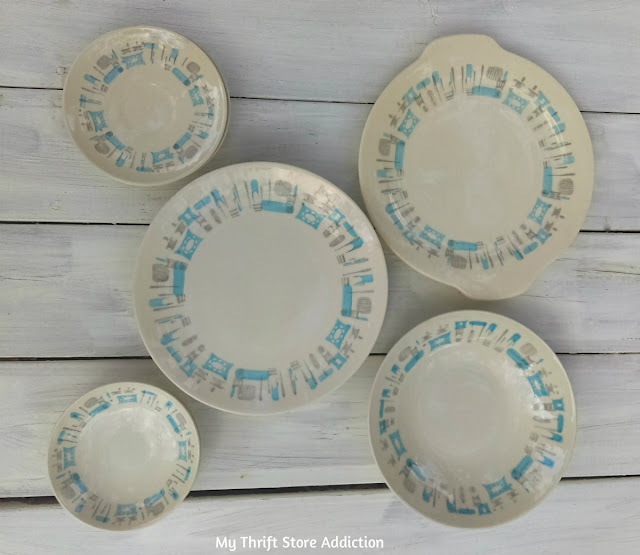 Fabulous find of the week-retro 1950s Blue Heaven dishes available at Etsy Thrift Store Addiction! Mid century modern Royal China Blue Heaven dishes