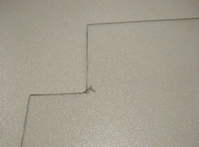 角に力がかかりすぎるとこのように傷になってしまします。