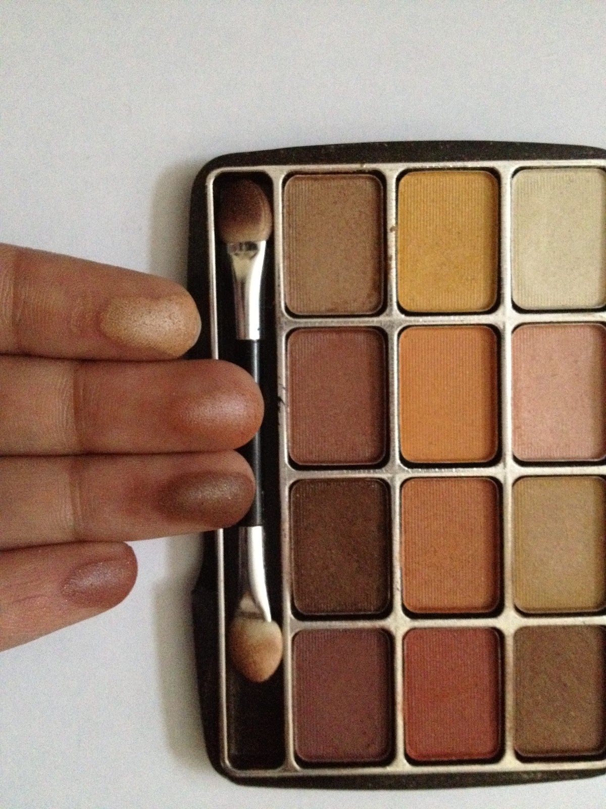 buzzbeebeauty LA Colors 12 colour Eyeshadow Palette