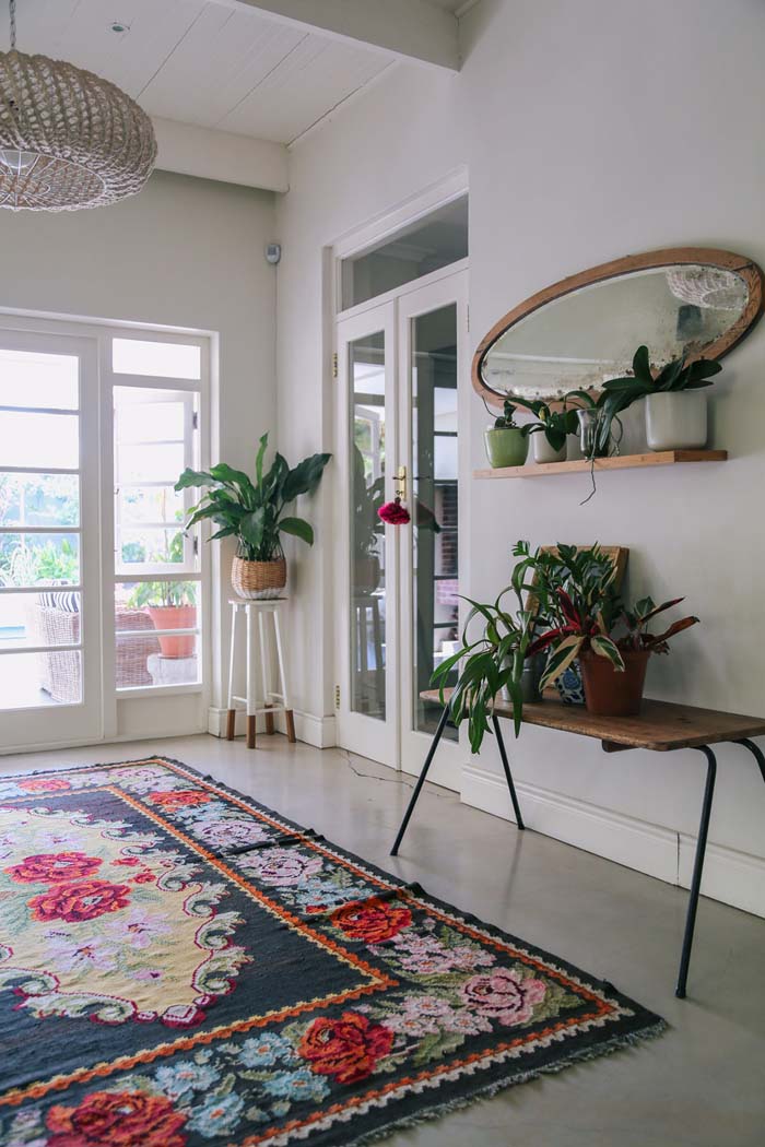 Keltainen talo rannalla Boheemia, vintagea ja väriä