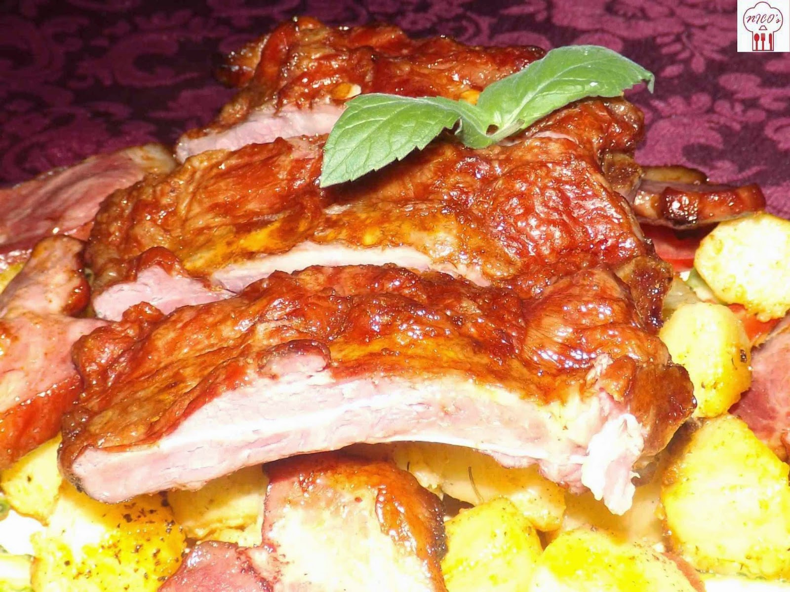 Coasta afumata de porc cu cartofi auriti  pentru 2-3 persoane