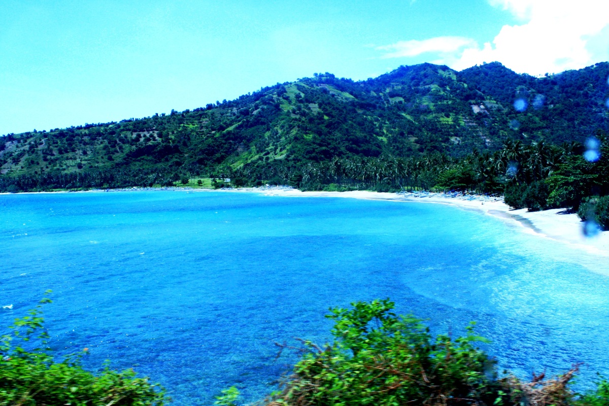 Wisata Pantai  Senggigi  Di  Pulau Lombok Nusa Tenggara 