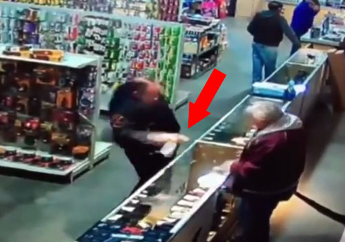 Momentos policiales extremos 3 Un agente se dispara en el dedo probando una pistola pequeña en una tienda.