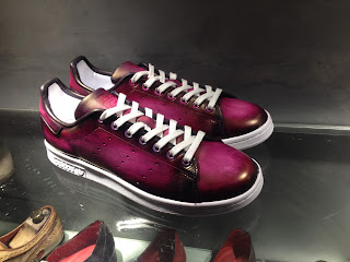 Stan Smith, patine burgundy dégradée par paulus bolten paulus bolten, patine paulus,patine bolten, patina artist paulus bolten, patine souliers, patine sneakers