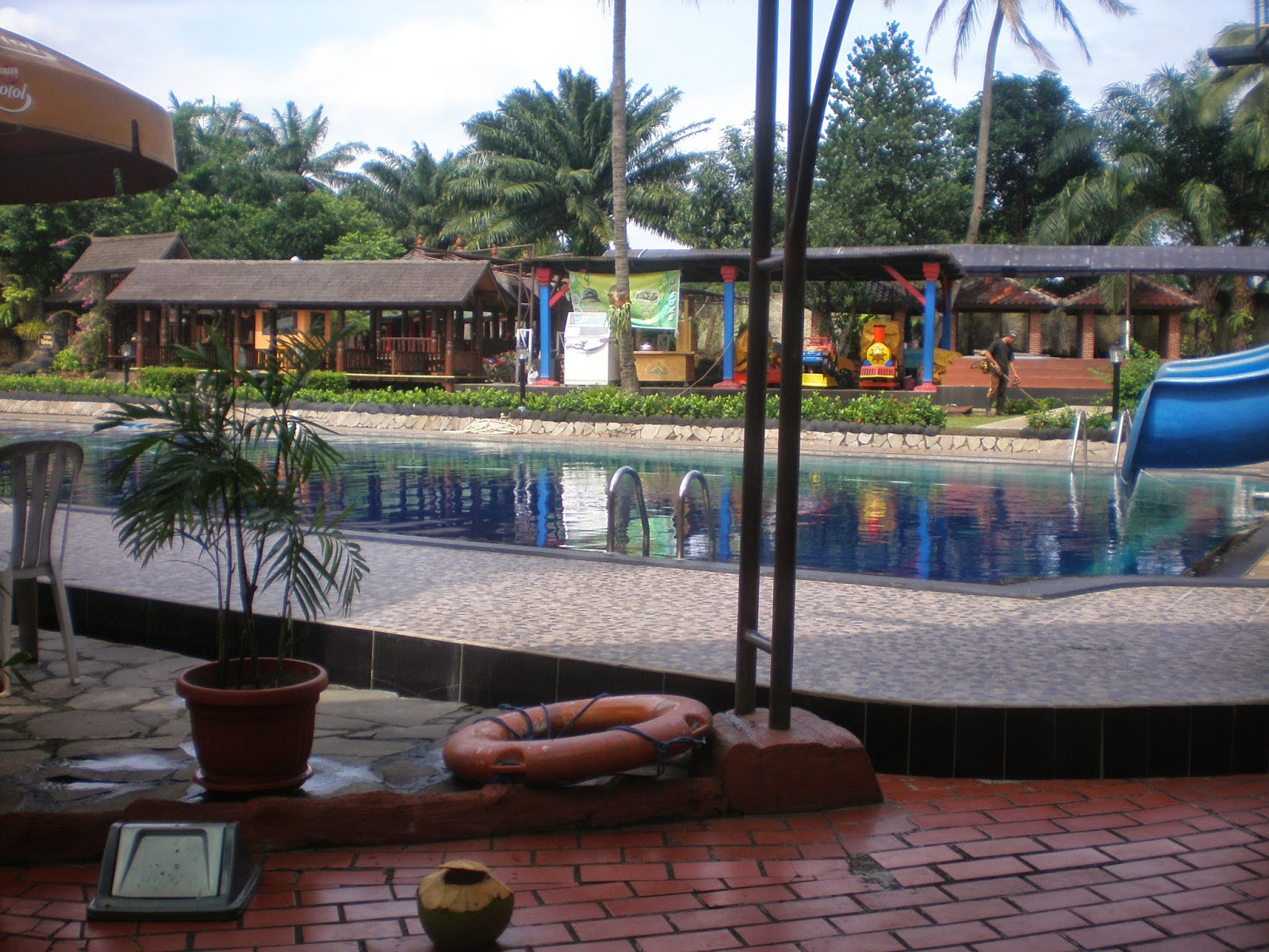 berenang di kolam renang situ gintung http://hendrasuhendra176.blogspot.com/2014/05/berenang-di-kolam-renang-situ-gintung.html