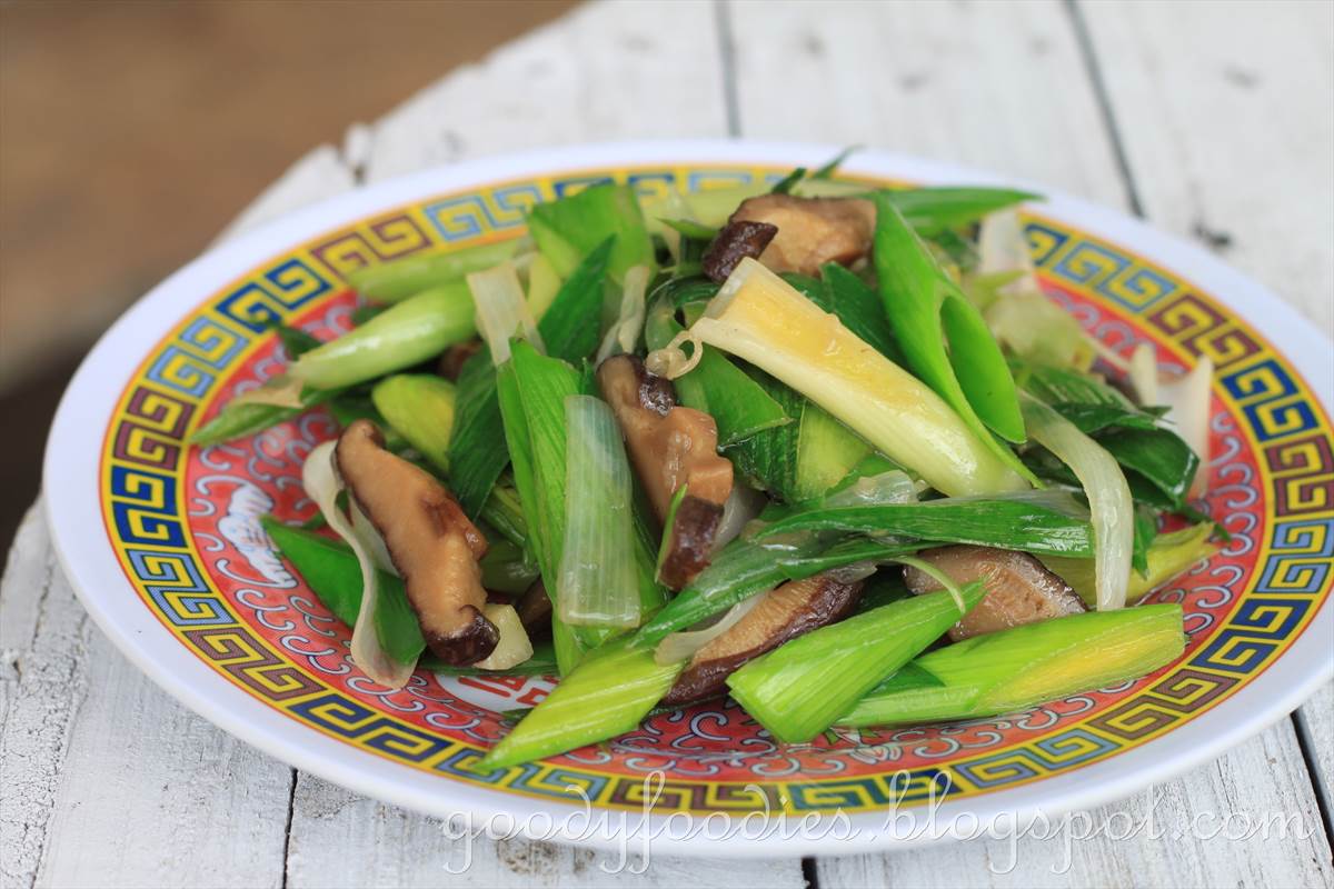 GoodyFoodies Recipe Stir fried leeks with sliced mushrooms (Vegetarian)