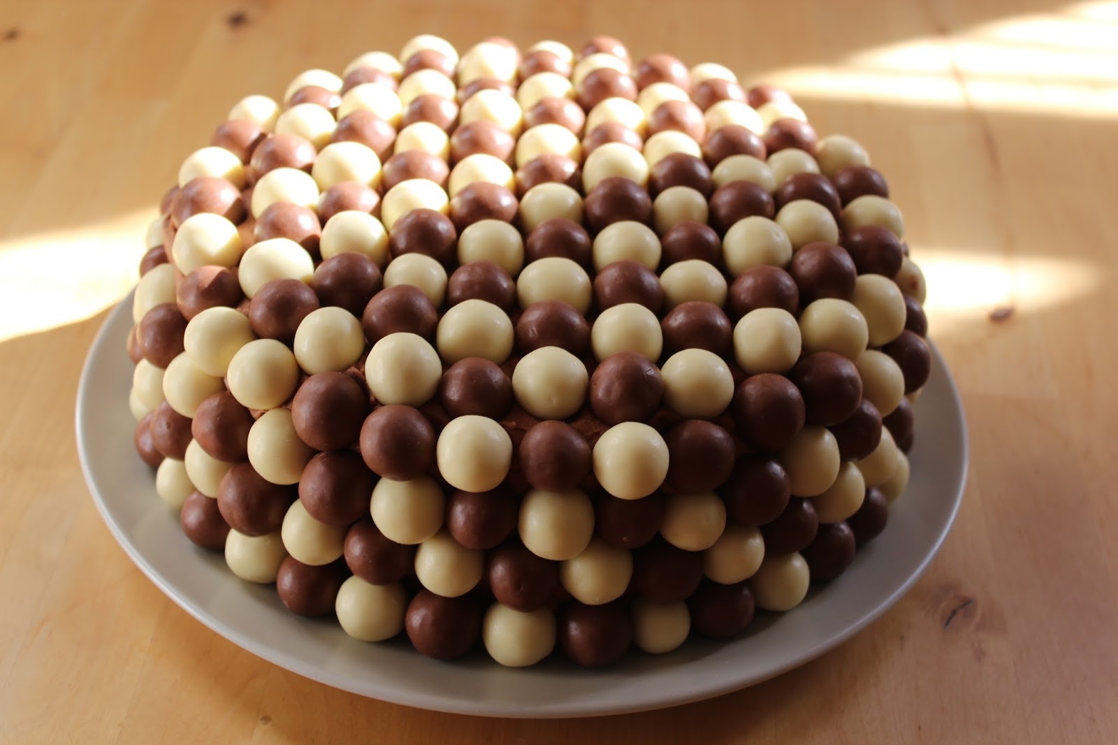 Украсить торт шариками. Торт Мальтизерс. Украшение торта Мальтизерс. Торт с Maltesers. Шоколадные шарики.