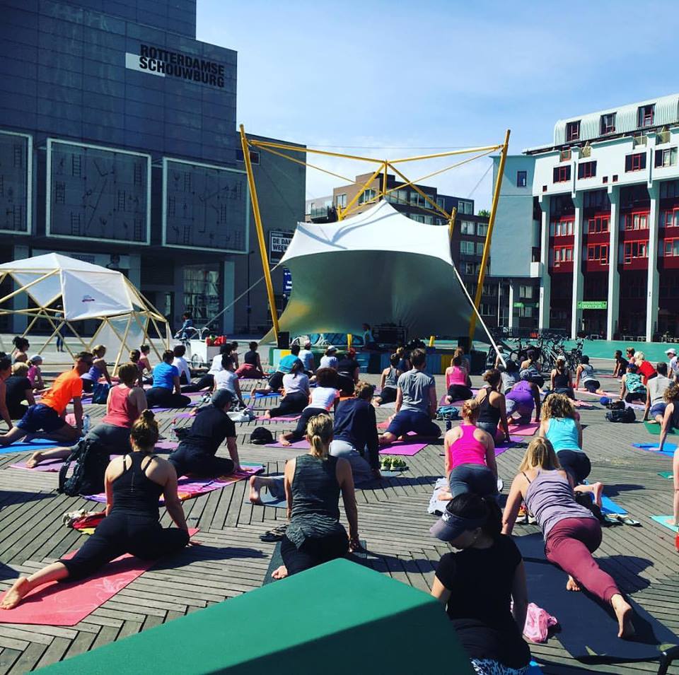 I love Rotterdam Yoga in de buitenlucht
