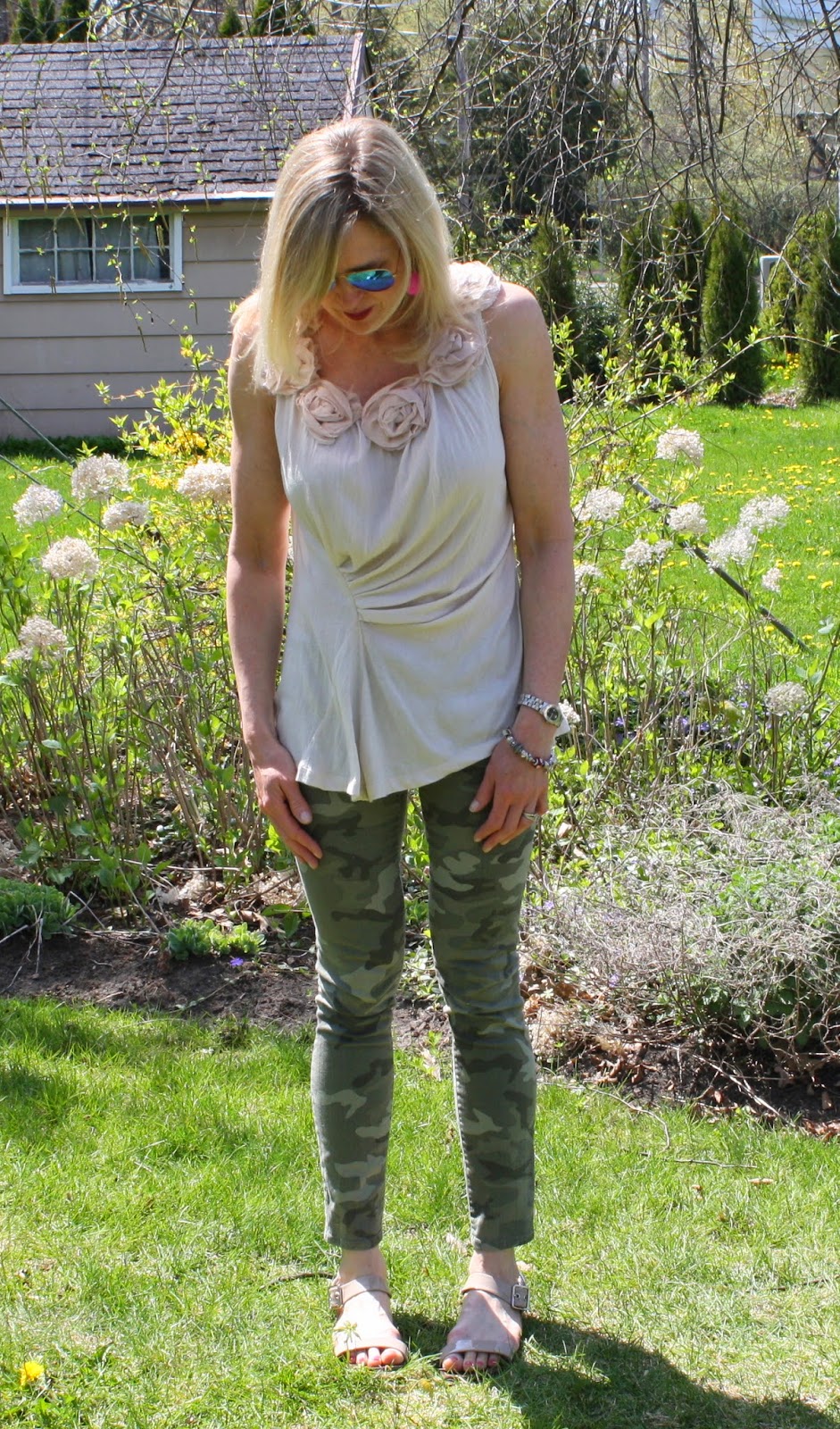camo jeans for spring, neutral camo outfit