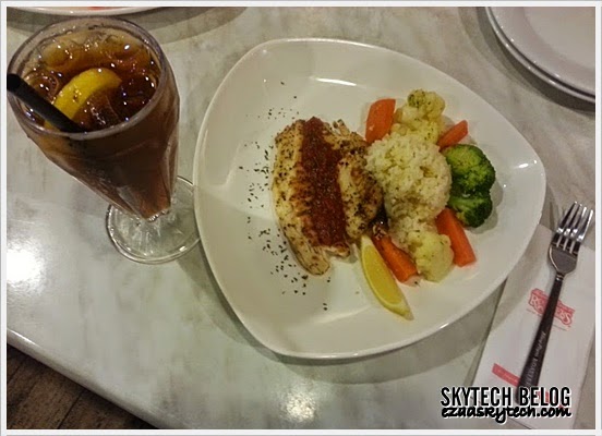 Signature Grilled Fish Fillet dan Ice Lemon Tea Signature Grilled Fish Fillet dan Ice Lemon Tea