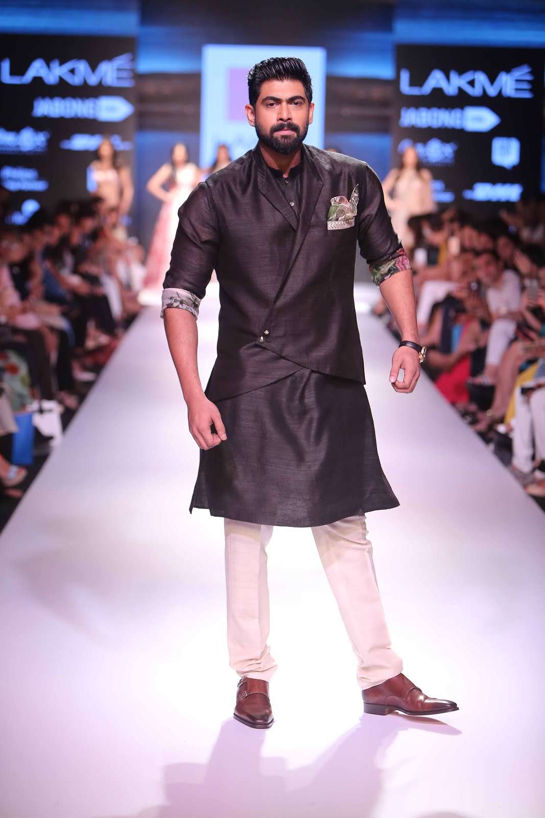 Bollywood News Pictures Day Five Opened At Lakme Fashion Week Winter Festive 2015 With Glamorous Collections By Anushree Reddy Arpita Mehta And Ridhi Mehra Sekhri The collection includes anushree reddy's bridal range, designer lehengas, designer kurta sets, designer anarkalis and designer sarees, as well as anushreereddy's fresh off the ramp collection. bollywood news pictures blogger