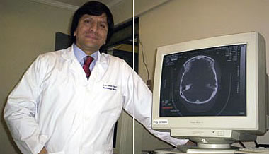 Tecnólogo médico Foto de un tecnólogo médico con la imagen de una tomografía
