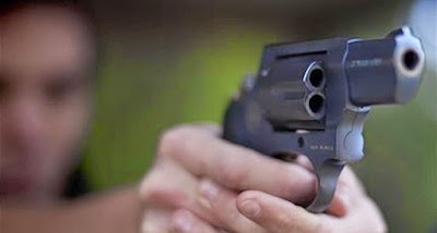 Resultado de imagem para Criminosos não encontram mãe e executam filha de 13 anos