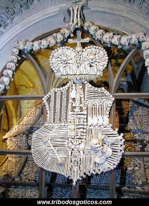 veja quantos detalhes nesta janela,ao fundo um estoque de caveiras humanas janela,ossário,caveiras,ossos,arte,gotica,imagens