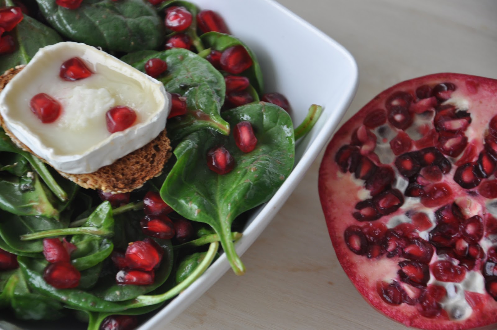 Fashion Gourmet Spinach, goat cheese & pomegranate Christmas salad