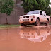 Com mais de 80mm de chuva em 5 horas, Barreiras tem ruas alagadas e carros atolados na lama