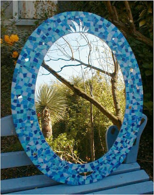 oeuvre unique et originale d'un miroir ovale bleu pour une salle de bains par séverine peugniez mosaïste professionnel