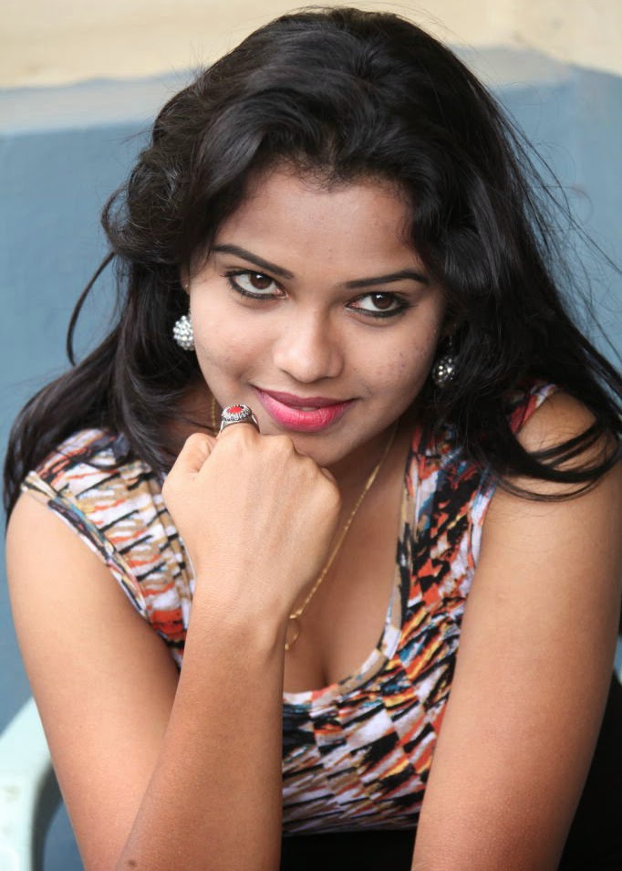 busty doodhwali bhabhi actress naveena jackson exposing deep cleavage ...