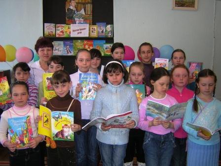 Детская библиотека покров. Лучший читатель года в детской библиотеке. Мальчик с книжкой. Детская литература. Читатель недели.