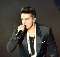 Luan Santana Luan Santana com terno estiloso