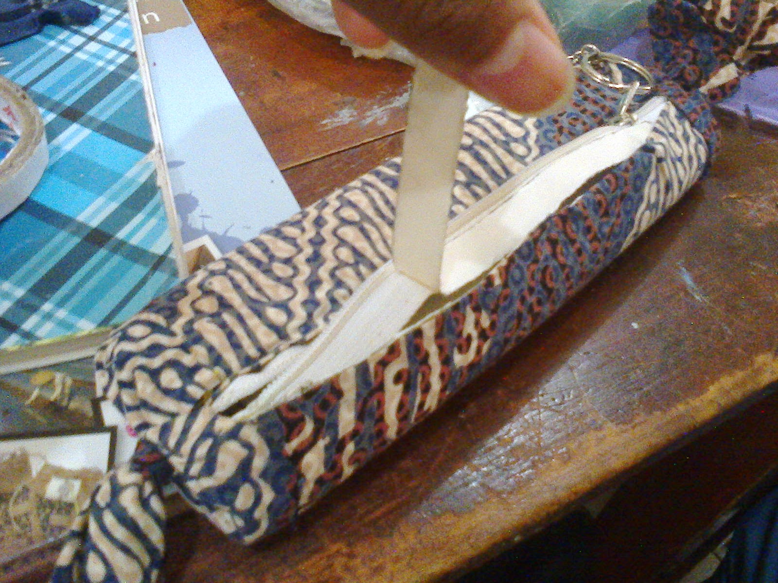 Membuat Kerajinan Tempat Pensil reuse dari Kain Perca