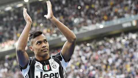 Alex Sandro thi đấu trong màu áo Juventus
