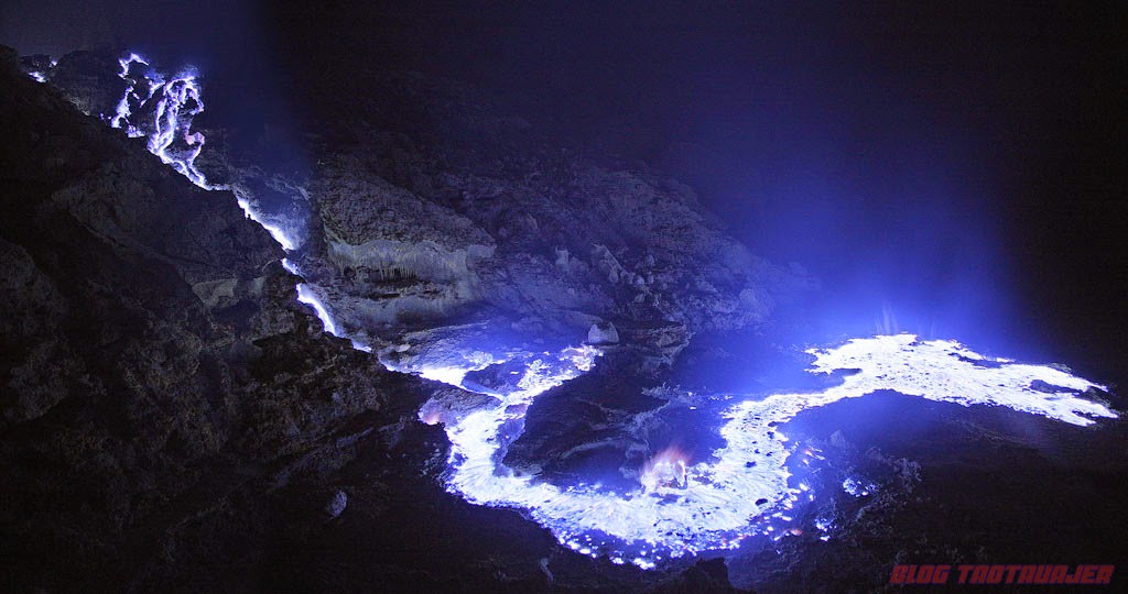 gunung berapi Kawah Ijen menghasilkan lava yang bercahaya biru