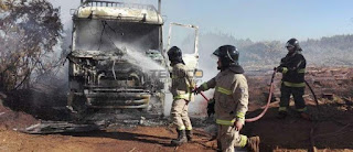 Nuevo ataque incendiario ocurrió este sabado en horas de la mañana, cerca de cuatro individuos encapuchados quemarón cuatro camiones en la comuna de Ercilla. Nuevo ataque incendiario ocurrió este sabado en horas de la mañana, cerca de cuatro individuos encapuchados quemarón cuatro camiones en la comuna de Ercilla.
