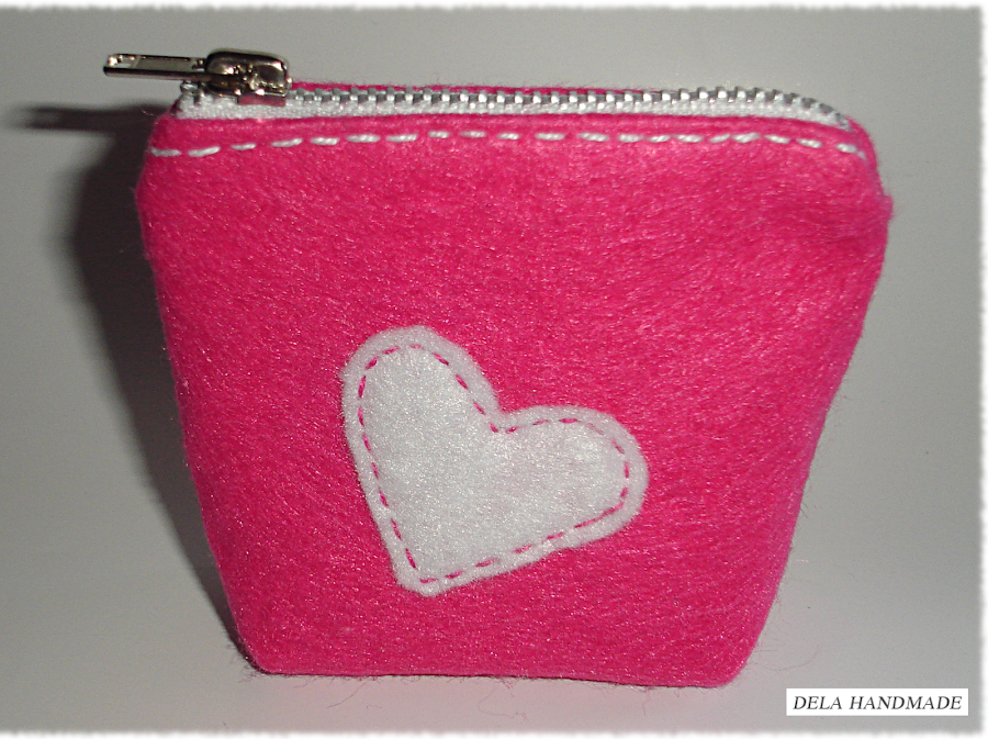 <img src="Monedero-corazon-fieltro-2.png" alt="Monedero rosa de fieltro con corazón blancho"> 