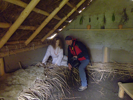 Archeopark Chotěbuz. Wnętrze ziemianki. Archeopark Chotěbuz. Wnętrze ziemianki.
