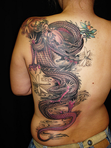 tatuaje mujer dragon japones rosado
