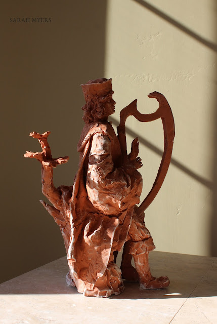 David with his Harp, Sarah Myers, side David, king, harp, music, sculpture, escultura, skulptur, scultura, art, arte, kunst, terracotta, clay, red, earthenware, medieval, sixteenth, century, details, Sarah Myers, kunstwerk, sgraffito, biblical, renaissance, classic, figurative, contemporary, ceramic, pensive, boots, tree, jesse, figure, side, shadow, light, peaceful, serene, tranquil