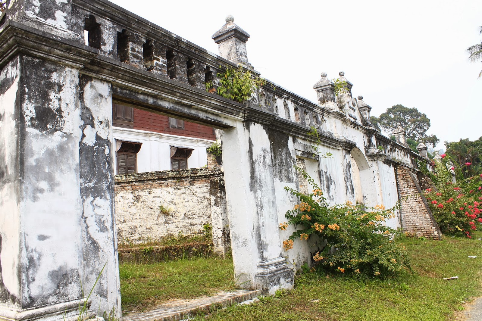 gerbang istana hantu
