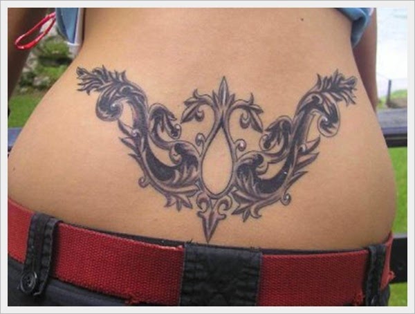 tatuaj en la espalda baja en mujer muy guapa que posa