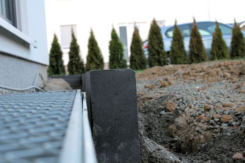 Wir bauen ein Haus: Rasenkantensteine