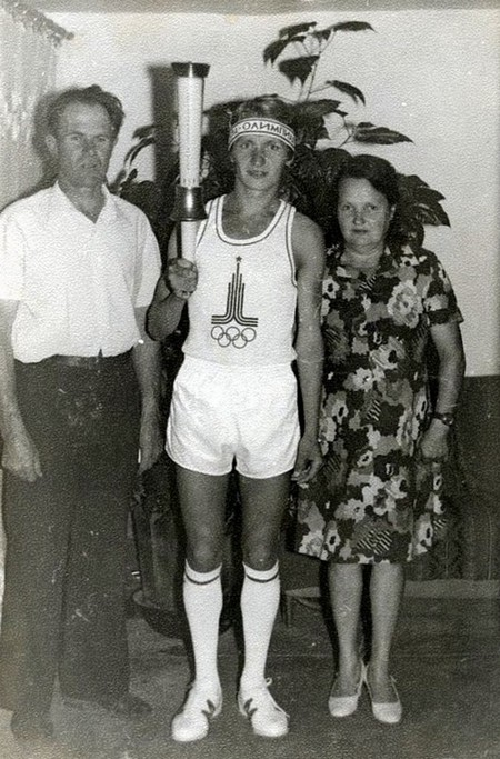 16 - Vieglatlēts P. Kairo ar olimpisko lāpu 1980. gads