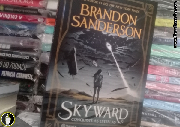 Planeta de Livros Brasil - Para fãs de ficção científica e jornadas  espaciais, a sugestão de leitura para o fim de semana é 'Skyward' de Brandon  Sanderson! 🌌 ⭐ 📷@abducaoliteraria