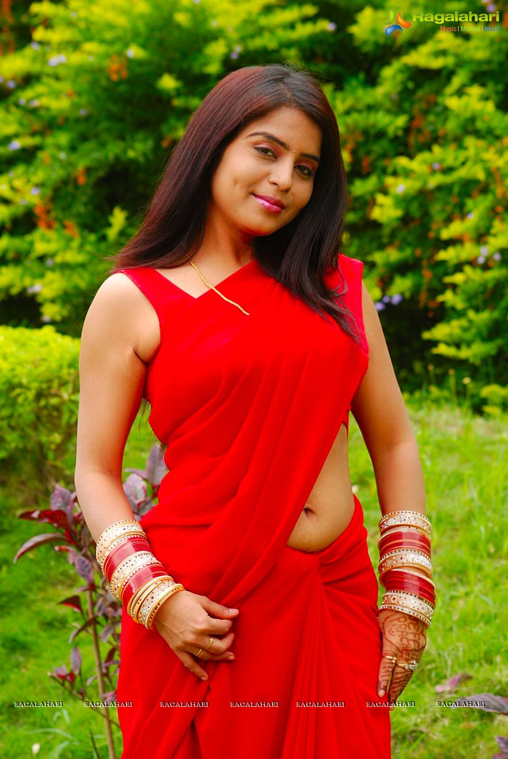 telugu desi hot aunty actress prachi adhikari sexy saree 