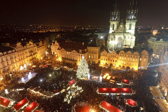 I mercato di Natale a Praga in Piazza Grande nella Repubblica Ceca