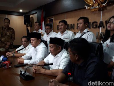 Dicecar 3 Jam Soal Kaos #2019GantiPresiden, Begini Penjelasan Sudrajat Dicecar 3 Jam Soal Kaos #2019GantiPresiden, Begini Penjelasan Sudrajat