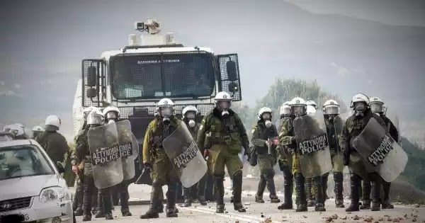 Οι άνδρες των ΜΑΤ φεύγοντας από τη Χίο αποκαλούν τους κατοίκους Τουρκόσπορους (βίντεο) Οι άνδρες των ΜΑΤ φεύγοντας από τη Χίο αποκαλούν τους κατοίκους Τουρκόσπορους (βίντεο)