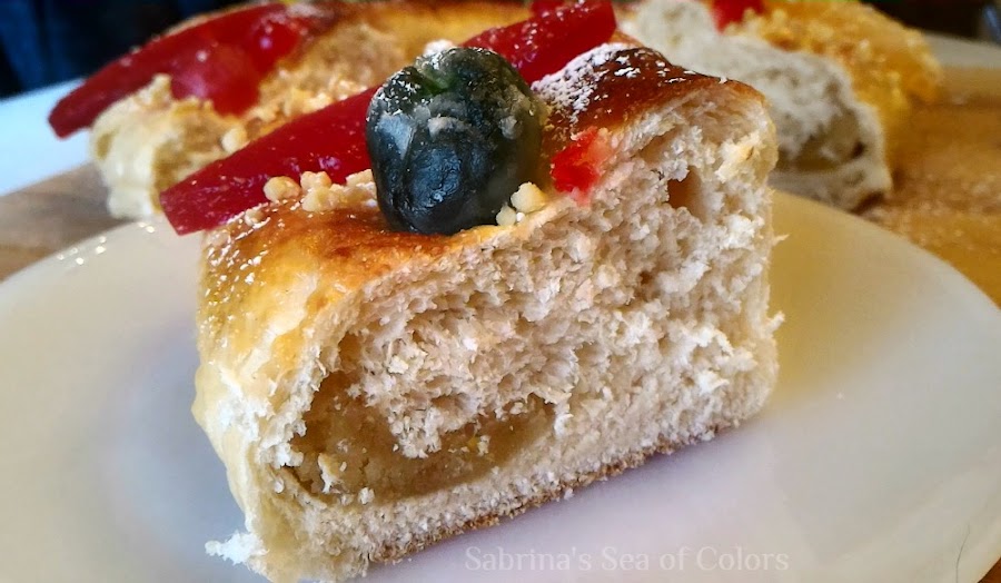Roscón_de_Reyes_relleno_con_mazapán 