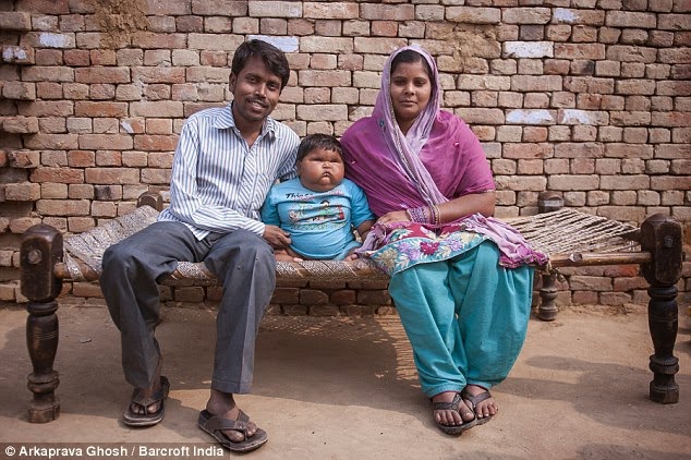 يجلس الأب و الأم مع أضخم طفلة في العالم