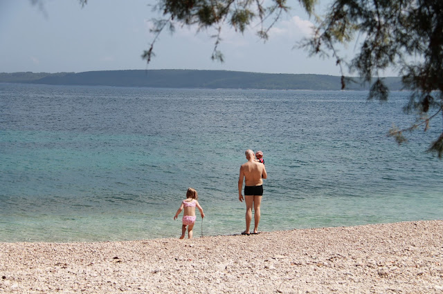 perheen kanssa rannalla lasten matka hvar zavala autolla ranta