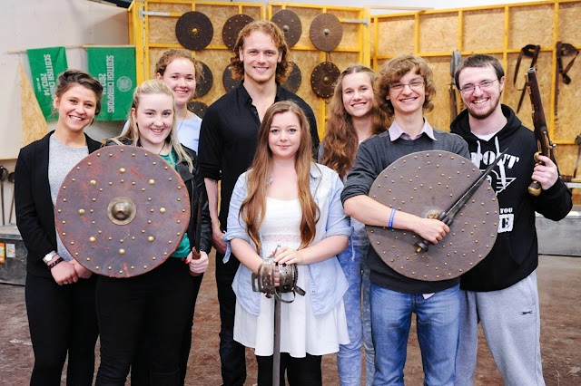 Los jóvenes actores de YTAS visitan a Sam Heughan en el set de Outlander.