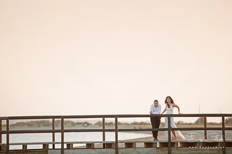 postboda muelle de madera pareja de novios